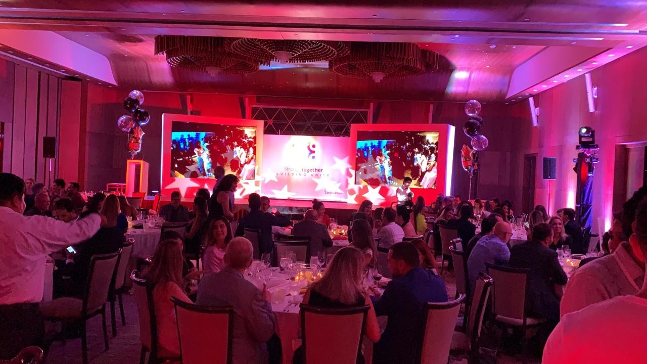 Cena de gala con pantallas LED y montaje en salón