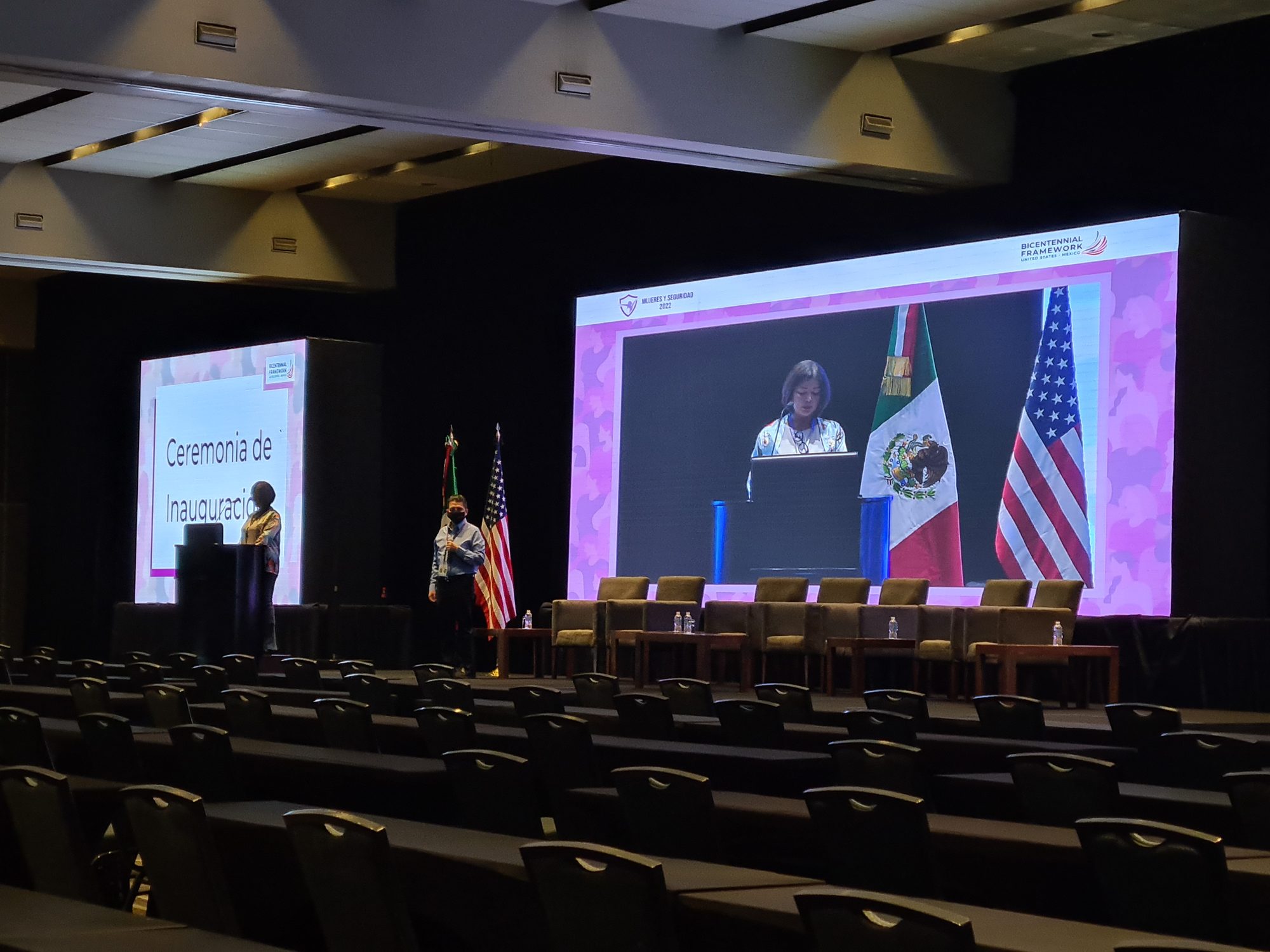 Salón de congreso con pantalla LED e iluminación escénica