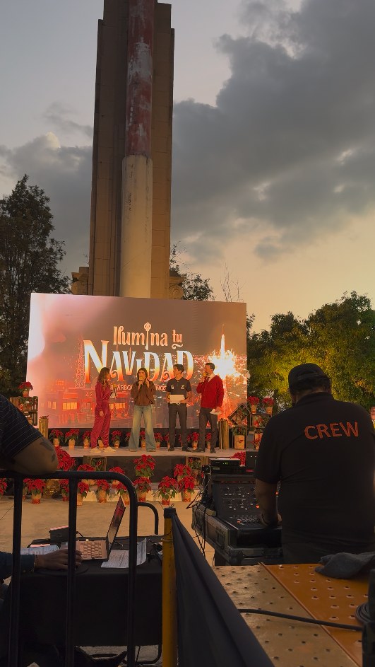 Montaje Ilumina tu Navidad con pantalla LED y crew en sitio