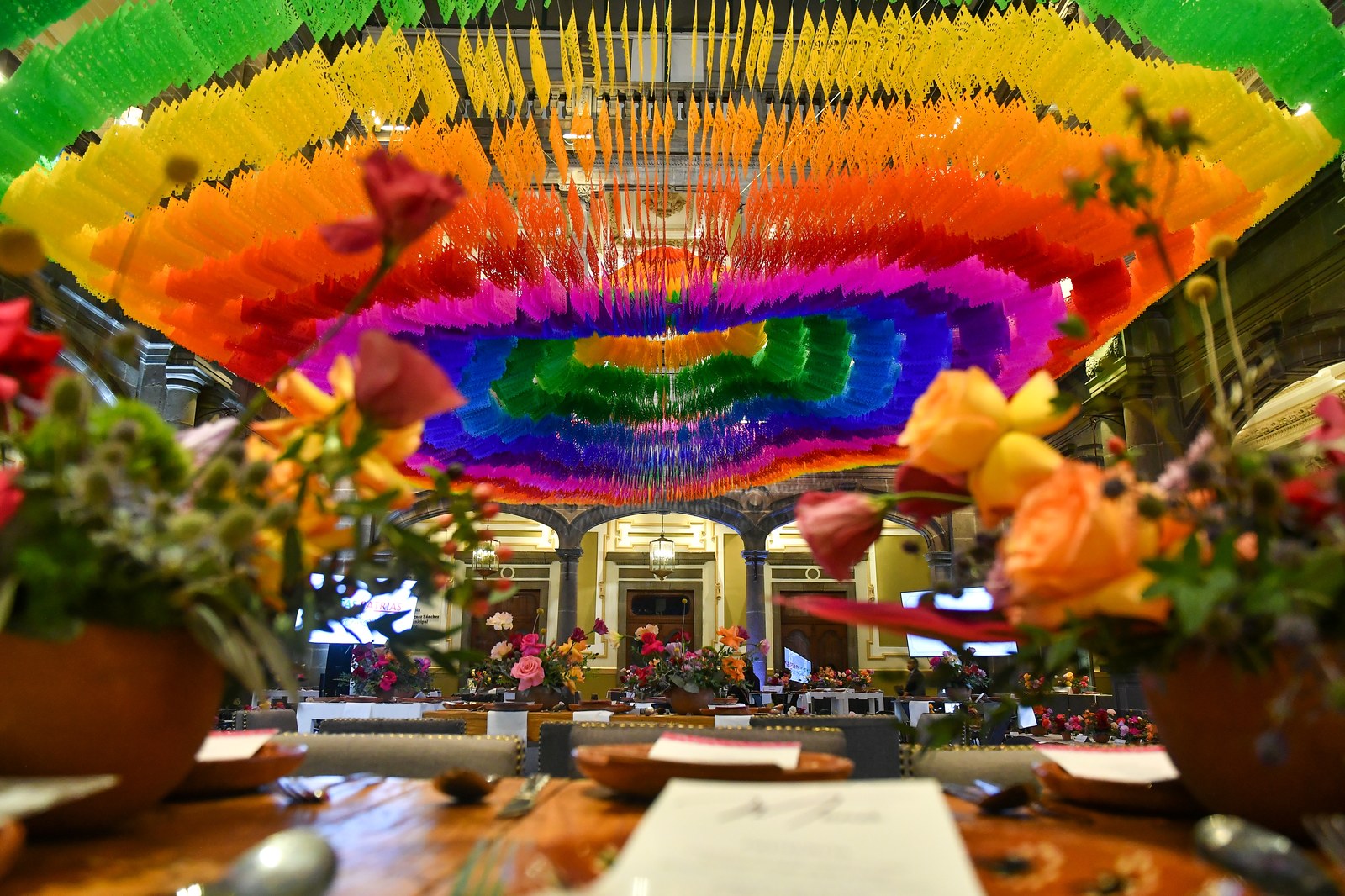 Mesa de gala con flores y papel picado de colores
