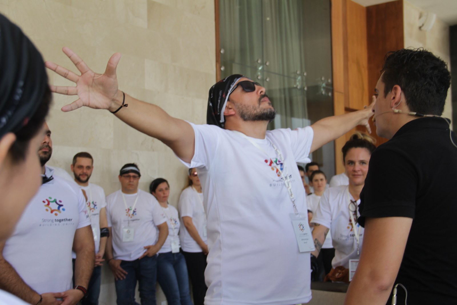 Dinámica de team building Strong Together Building Unity
